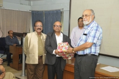 Dr Vikram Kumar presenting the Memento to Dr P. Asthana